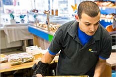 man aan het werk in een bakkerij
