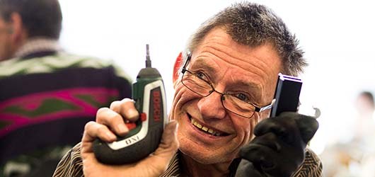 man met gereedschap in handen