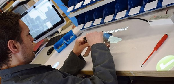 man aan het werk in werkplaats