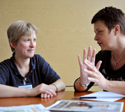 twee vrouwen in gesprek